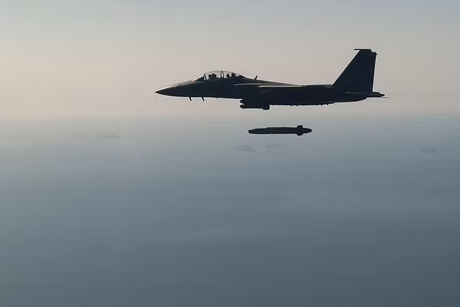 Tên lửa hành trình Taurus được phóng từ tiêm kích F-15K