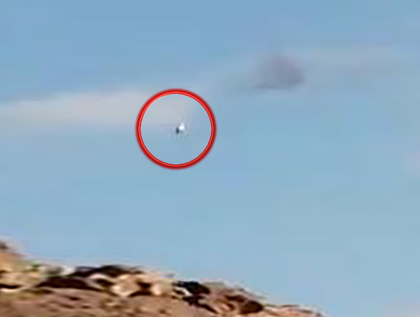 Hình ảnh chiếc AH-64D Apache của Saudi Arabia bị Houthi bắn rơi Hình ảnh chiếc AH-64D Apache của Saudi Arabia bị Houthi bắn rơi