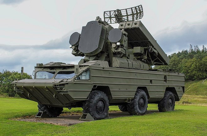 Xe TELAR 9A33 của Osa sử dụng khung gầm xe bọc thép đổ bộ BAZ-5937 6x6 với kíp chiến đấu 5 người, được bọc giáp nhẹ và có khả năng phòng chống vũ khí hủy diệt hàng loạt.