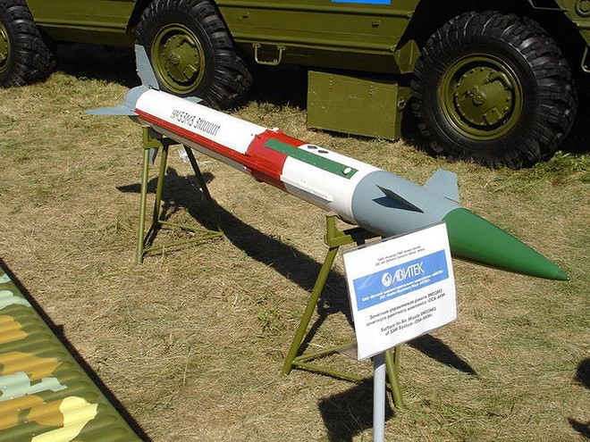 Động cơ diesel tăng áp 2D20B 300 mã lực cho tốc độ di chuyển tối đa 80 km/h trên đường bộ, 8 km/h khi bơi, tầm hoạt động 500 km, vượt vật cản cao 0,5 m và vượt hào rộng 1,2 m.