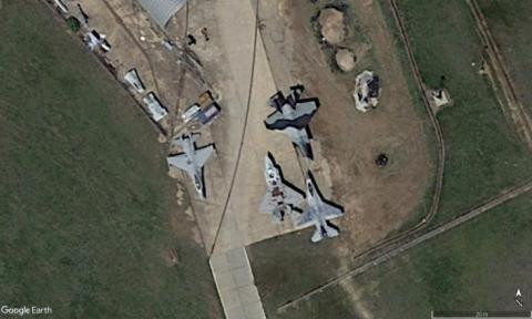 Tiêm kích F-35 sơn màu ngụy trang đặc trưng Bắc Cực bên cạnh F-16 và F-22 Tiêm kích F-35 sơn màu ngụy trang đặc trưng Bắc Cực bên cạnh F-16 và F-22