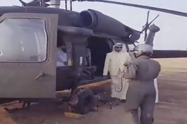 Thái tửSaudi Arabia Mansour Bin Muqrintrước giờ trực thăng cất cánh.