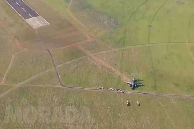 Hình ảnh chiếc KC-390 bị trượt khỏi đường băng