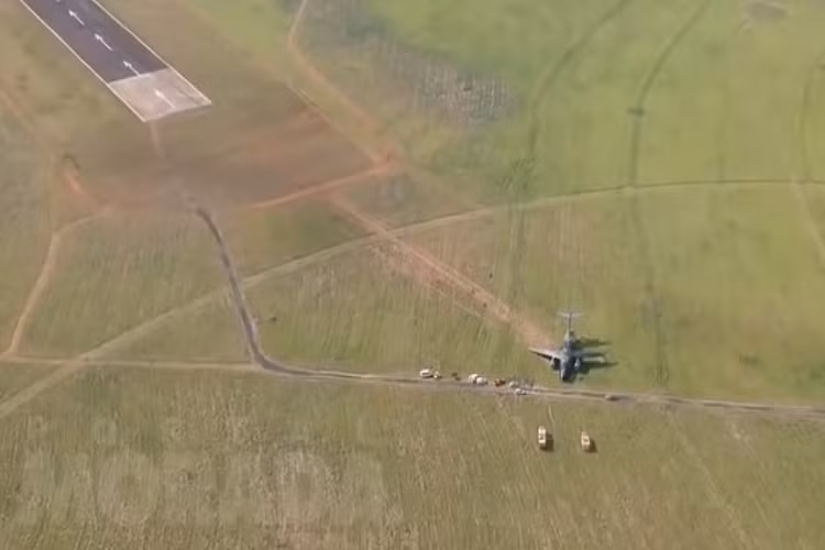 Hình ảnh chiếc KC-390 bị trượt khỏi đường băng