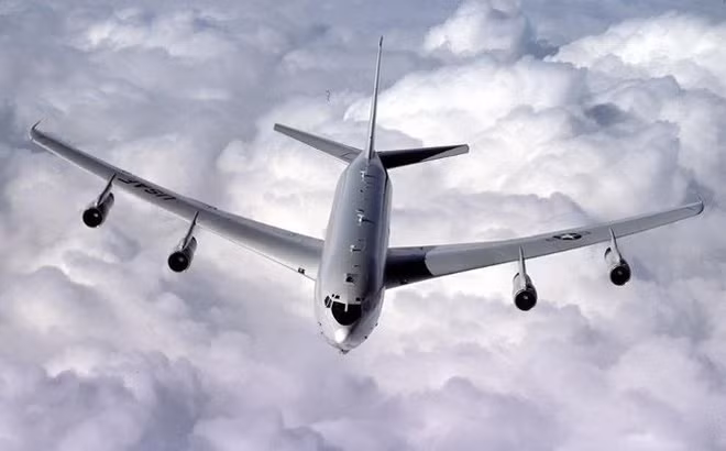 Máy bay do thám R-8C