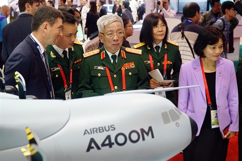 Phái đoàn quân sự cấp cao Việt Nam tham dự Triển lãm Singapore Airshow 2020 đứng trước mô hình A400M Phái đoàn quân sự cấp cao Việt Nam tham dự Triển lãm Singapore Airshow 2020 đứng trước mô hình A400M