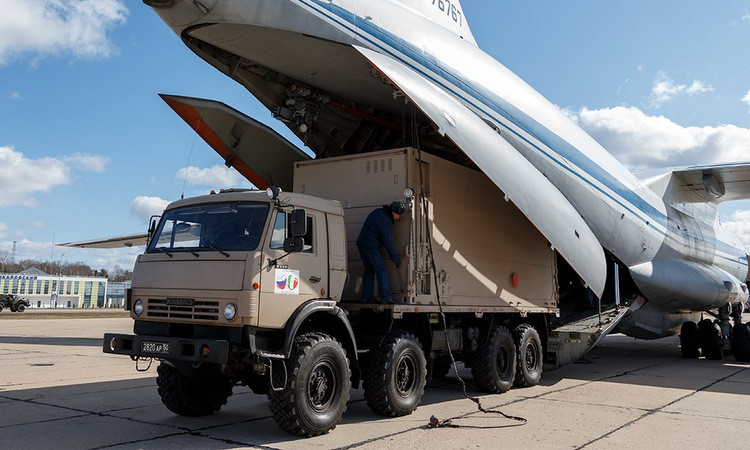 Xe chở thiết bị y tế được chuyển lên máy bay Il-76 hôm 22-3