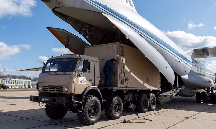 Xe chở thiết bị y tế được chuyển lên máy bay Il-76 hôm 22-3