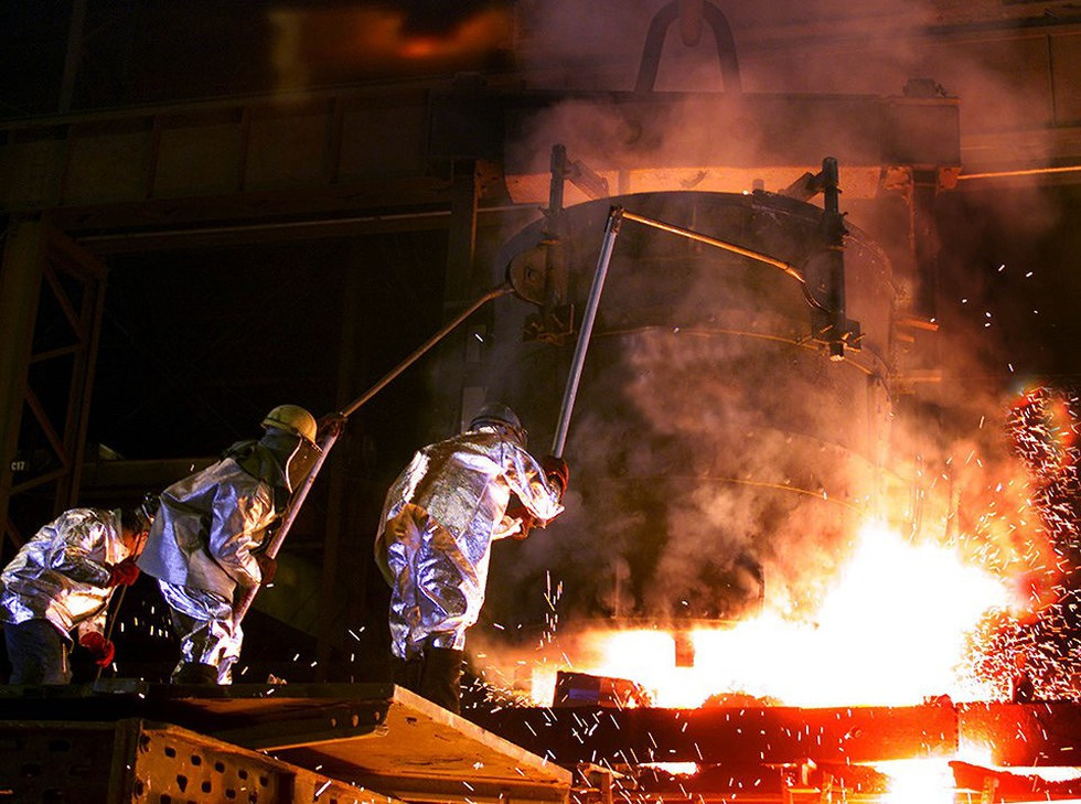 Những mảnh thép từ tòa tháp đôi đang được nung chảy để chế tạo mũi tàu
