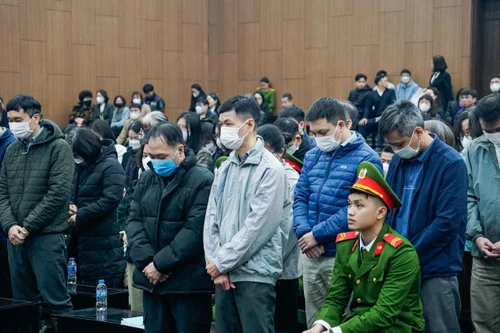 Các bị cáo trong vụ án bị đưa ra xét xử tại phiên toà.