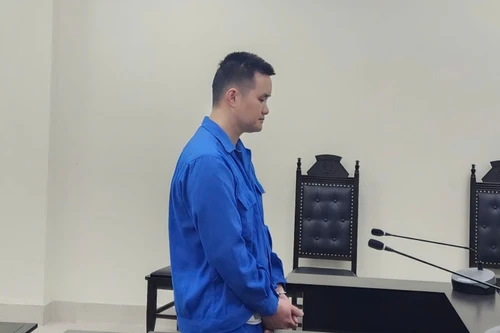 Nhân viên quán karaoke biến thành "món hàng" vì bị chủ chê xấu 