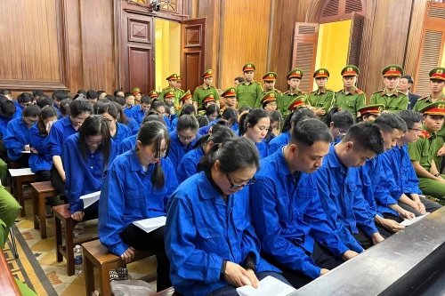 Xét xử vụ án cựu cán bộ Văn phòng Chính phủ cùng đồng phạm mua bán hơn 220.600 giấy tờ giả