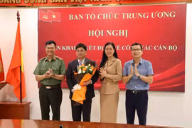 Đồng chí Bùi Thị Quỳnh Vân - Ủy viên Trung ương Đảng, Phó Trưởng Ban Tổ chức Trung ương và Thiếu tướng Nguyễn Ngọc Quyền, Phó Bí thư Đảng uỷ, Phó Giám đốc CATP Hà Nội tặng hoa chúc mừng Đại tá Trần Văn Quang