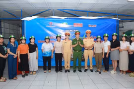 Chương trình “Giao thông xanh - Hành trình an toàn, vững vàng tiên phong” số 21: Trao 300 mũ bảo hiểm đến người lao động tại Công ty TNHH May Trấn An