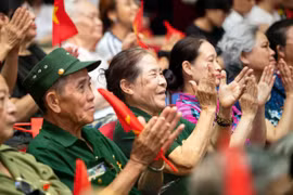 Phim tài liệu Cách mạng hướng tới chiếu trong trường học