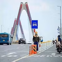 Tăng cường bảo đảm an toàn giao thông trên các cầu lớn ở Hà Nội