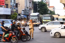 Không nghỉ lễ, Cảnh sát giao thông Hà Nội căng mình giữ nhịp giao thông cửa ngõ Thủ đô