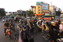 Từ sáng sớm 29/8, lượng người và phương tiện hướng ra cửa ngõ phía Nam Hà Nội tăng nhanh, tạo áp lực lớn lên tuyến Giải Phóng