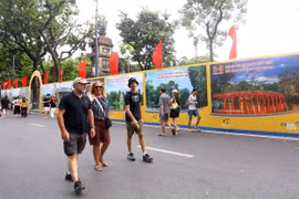 Du khách quốc tế trải nghiệm phố đi bộ Hồ Gươm trong không khí hân hoan chào mừng ngày Quốc khánh