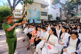 Sôi nổi chương trình “Lái sớm học đường” dành cho học sinh THPT Kim Liên