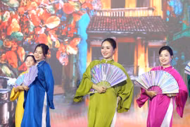 Những màn đồng diễn dân vũ sôi động tại Ngày hội "Áo dài - Dân vũ" Công an Hà Nội