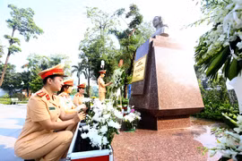 Phòng Cảnh sát giao thông dâng hương, báo công tại Tượng đài Anh hùng Võ Thị Sáu
