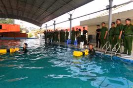 Công an phường Hà Đông căng mình thực hành bơi cứu nạn