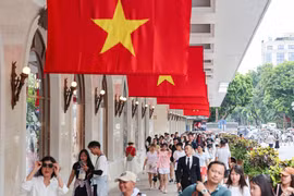 Người dân đổ về Hồ Gươm trong ngày Quốc khánh