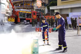 Nhìn lại hình ảnh ấn tượng tại buổi tuyên truyền PCCC&CNCH ở khu vực Hồ Gươm