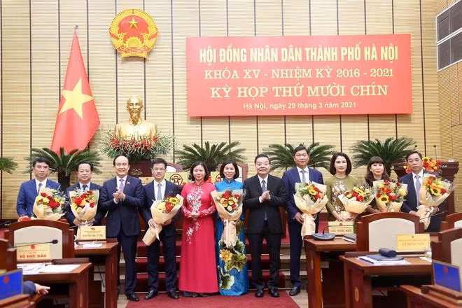 Lãnh đạo thành phố tặng hoa chúc mừng các ông, bà được kiện toàn và miễn nhiệm Ủy viên UBND TP tại kỳ họp thứ 19, HĐND TP Hà Nội
