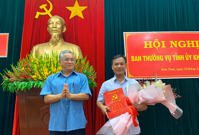 Trưởng Ban Nội chính Tỉnh ủy Kon Tum U Huấn (bên phải) nhận Quyết định chuẩn y giữ chức vụ Ủy viên Ban Thường vụ Tỉnh ủy Kon Tum nhiệm kỳ 2015 – 2020