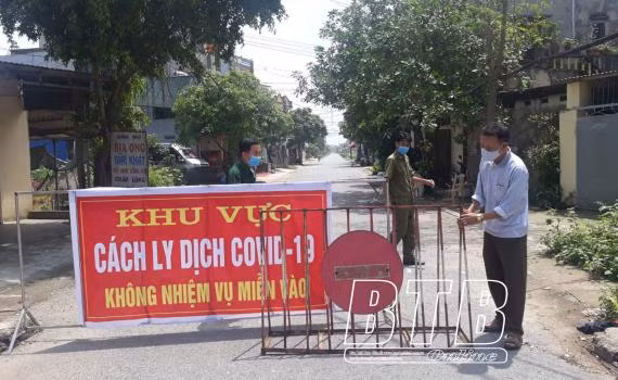 Phong tỏa thôn Hưng Đạo, xã Bình Minh, huyện Kiến Xương, nơi có ca dương tính với SARS-CoV-2 (Ảnh: Báo Thái Bình)