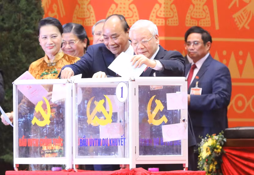 Các đồng chí lãnh đạo Đảng và Nhà bỏ phiếu bầu Ban Chấp hành Trung ương khóa XIII