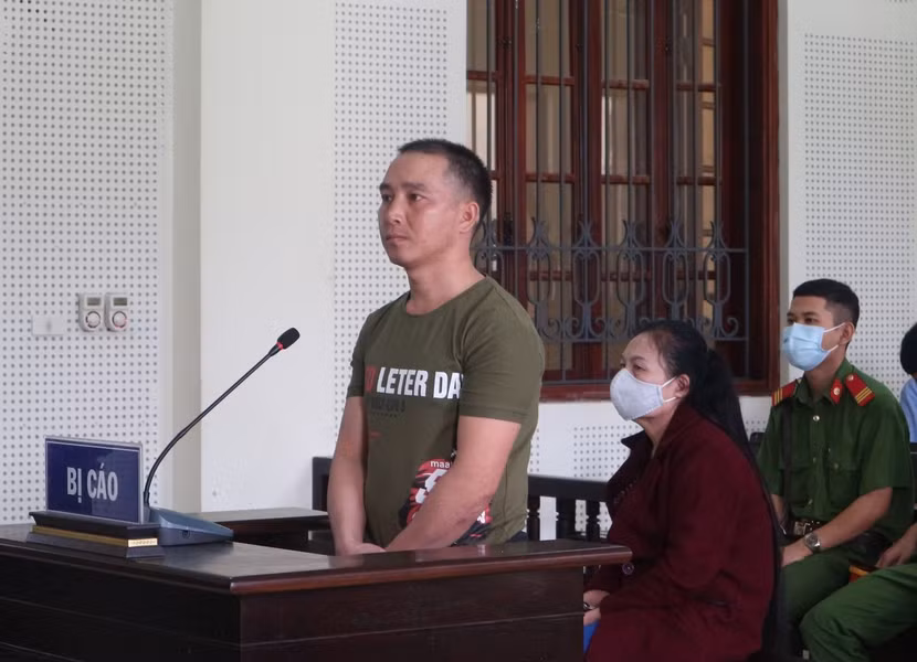 Dềnh Bá Lỉa trong phiên xét xử