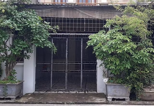 Vừa mở cổng nhà, bà V. bị tạt a xit vào mặt