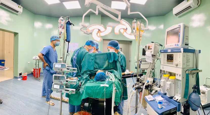 Bé Thảo đã trải qua 3 ca phẫu thuật