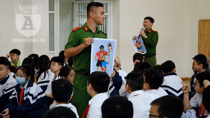 Cán bộ Công an quận Hai Bà Trưng tuyên truyền phòng tránh xâm hại tình dục trẻ em bằng tranh ảnh