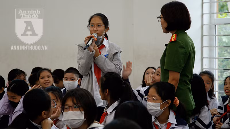 Những câu hỏi nhanh được đưa ra nhằm củng cố và khắc sâu vào tâm trí học sinh những kiến thức về phòng tránh xâm hại tình dục