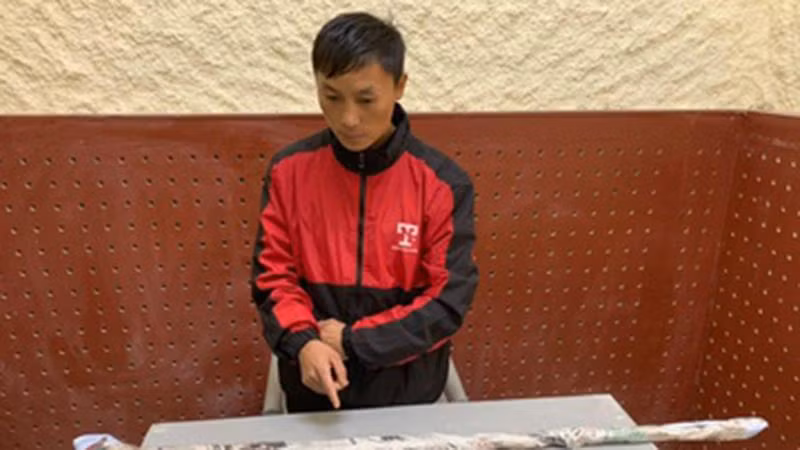 Vàng A Chu cùng tang vật tại cơ quan công an Vàng A Chu cùng tang vật tại cơ quan công an