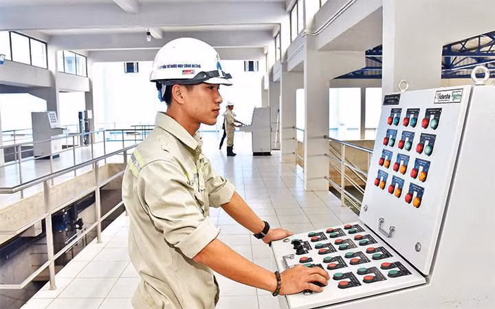 Vận hành hệ thống xử lý nước tại nhà máy nước mặt sông Đuống.