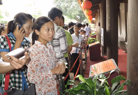 Sĩ tử lại nhốn nháo dồn về Văn Miếu ảnh 12