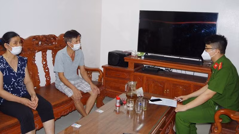 Công an làm việc với vợ chồng ông Kiểu (Ảnh: Công an cung cấp) Công an làm việc với vợ chồng ông Kiểu (Ảnh: Công an cung cấp)