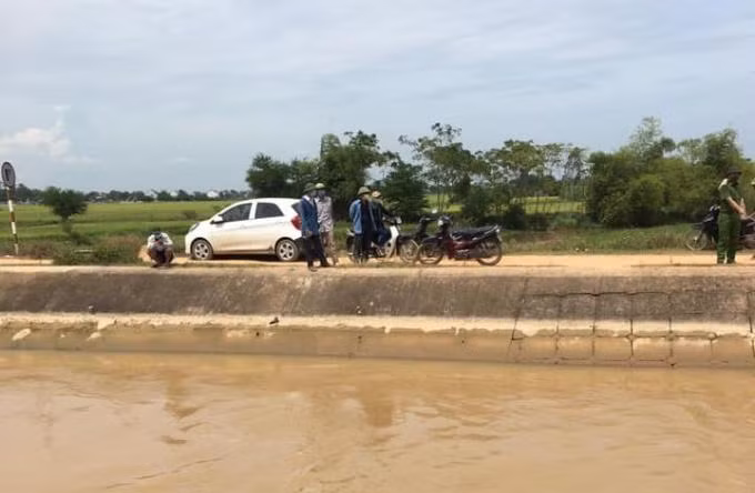 Chiếc xe của chị L. để trên bờ sông nhiều giờ liền