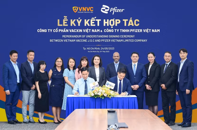 Ban lãnh đạo Pfizer Việt Nam và Công ty cổ phần Vacxin Việt Nam tại buổi ký kết thỏa thuận hợp tác