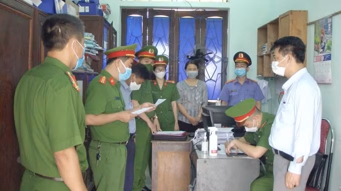 Cao Thị Thanh Thuận thời điểm bị bắt và khám phòng làm việc Cao Thị Thanh Thuận thời điểm bị bắt và khám phòng làm việc