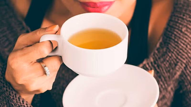 Uống trà khi đói sẽ gây mất cân bằng các axit và kiềm trong dạ dày, làm hỏng men răng của bạn..