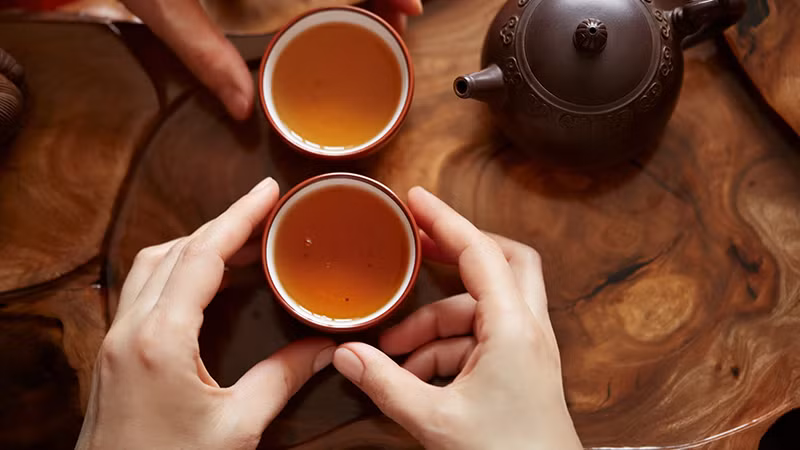Không nên uống trà đã pha ngâm lâu để tránh gây hại tới sức khỏe