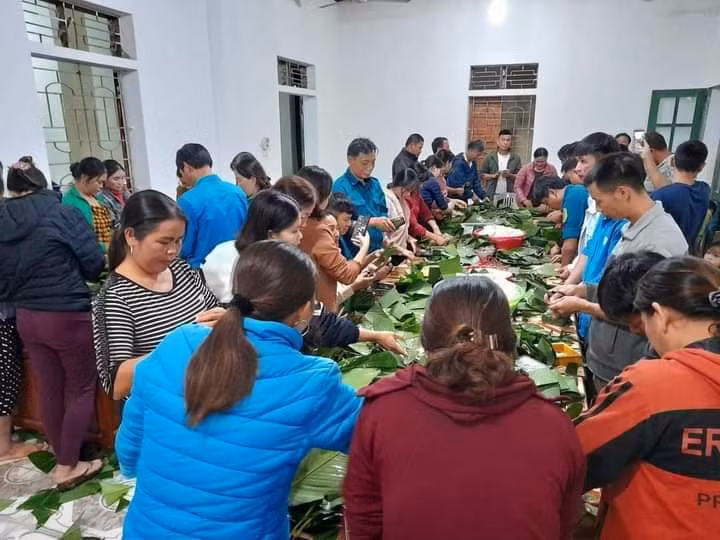 Rất nhiều người dân ở huyện Quỳ Hợp, Nghệ An rủ nhau gói bánh chưng (ảnh: P. Giang)
