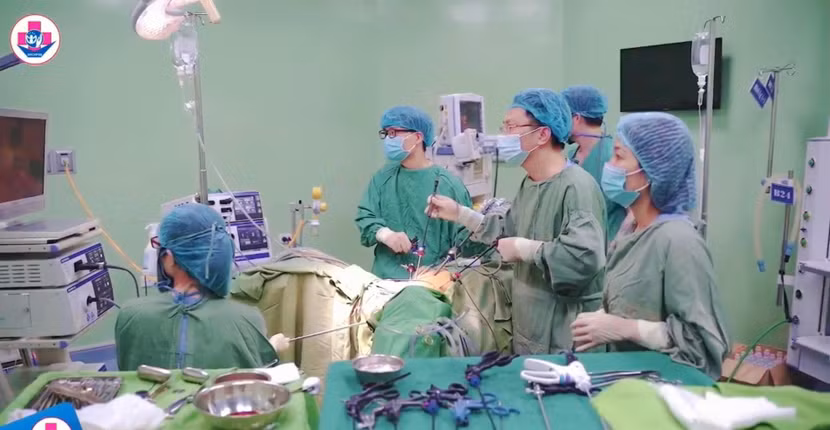 Các bác sỹ đang phẫu thuật cho chị D. (ảnh bệnh viện cung cấp)