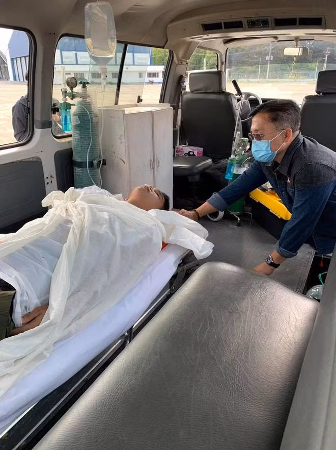 Một thành viên phi hành đoàn bị thương được đưa tới bệnh viện